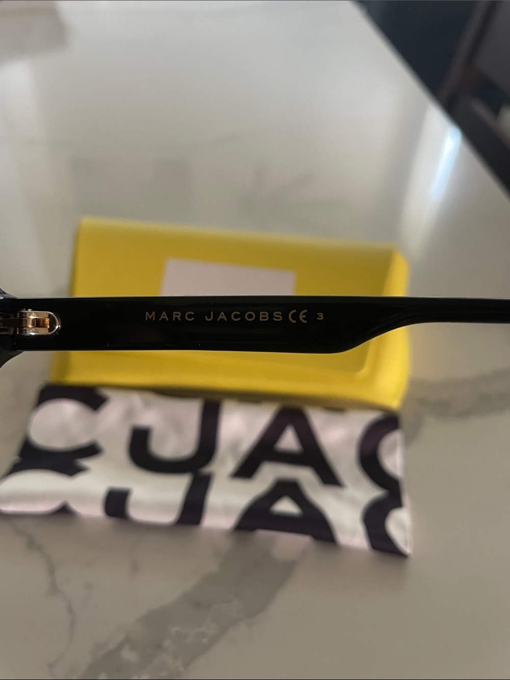 Marc Jacobs Unísex Black Frame Sunglasses w/Gold Accents & Gradient Gray Lenses - Picture 6 of 9